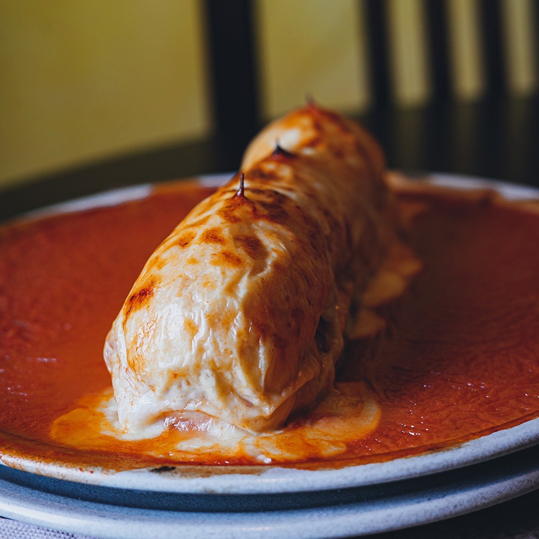 Francesinha servida no prato
