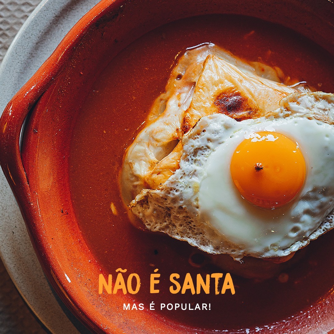 Francesinha com ovo estrelado