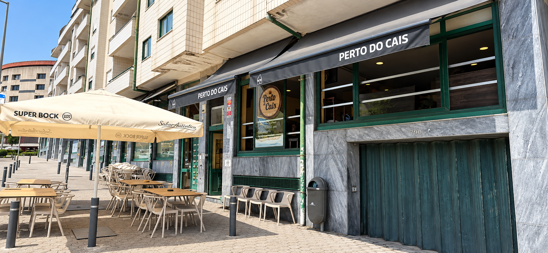 Fachada do restaurante Perto do Cais com esplanada